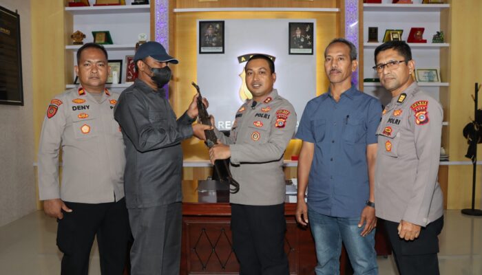 Kapolres Aceh Tamiang Terima Penyerahan Sepucuk Senpi AK