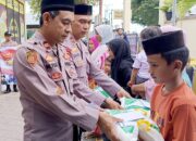 Polsek Simpang Tiga Berbagi Takjil Dan Santuni Anak Yatim