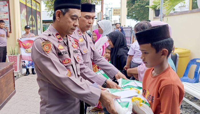Polsek Simpang Tiga Berbagi Takjil Dan Santuni Anak Yatim