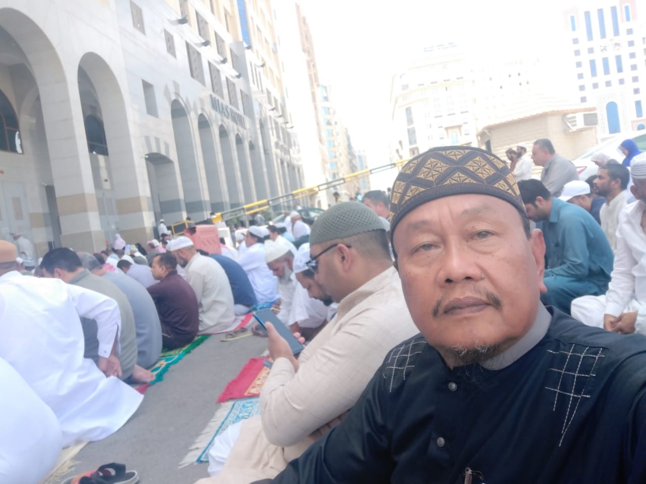 Jamaah Umrah Shalat Jumat Hingga Trotoar Teras Hotel Jamaah Umrah Shalat Jumat Hingga Trotoar Teras Hotel