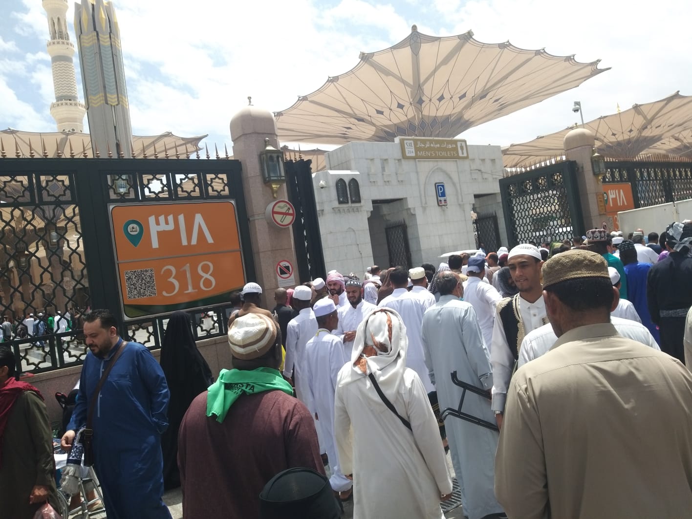 Jamaah Umrah Shalat Jumat Hingga Trotoar Teras Hotel Jamaah Umrah Shalat Jumat Hingga Trotoar Teras Hotel