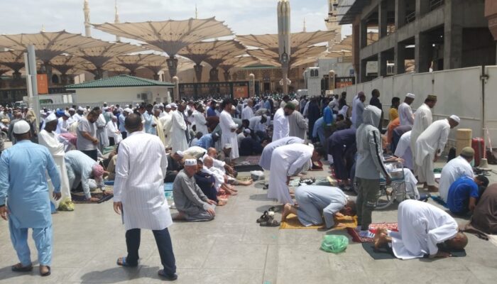 Jamaah Umrah Shalat Jumat Hingga Trotoar Teras Hotel