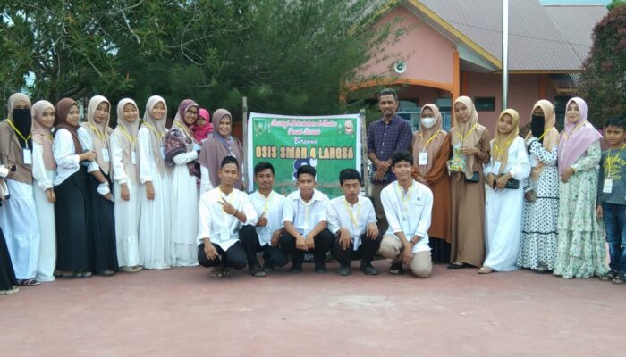 OSIS SMAN 4 Langsa Bagi-bagi Takjil