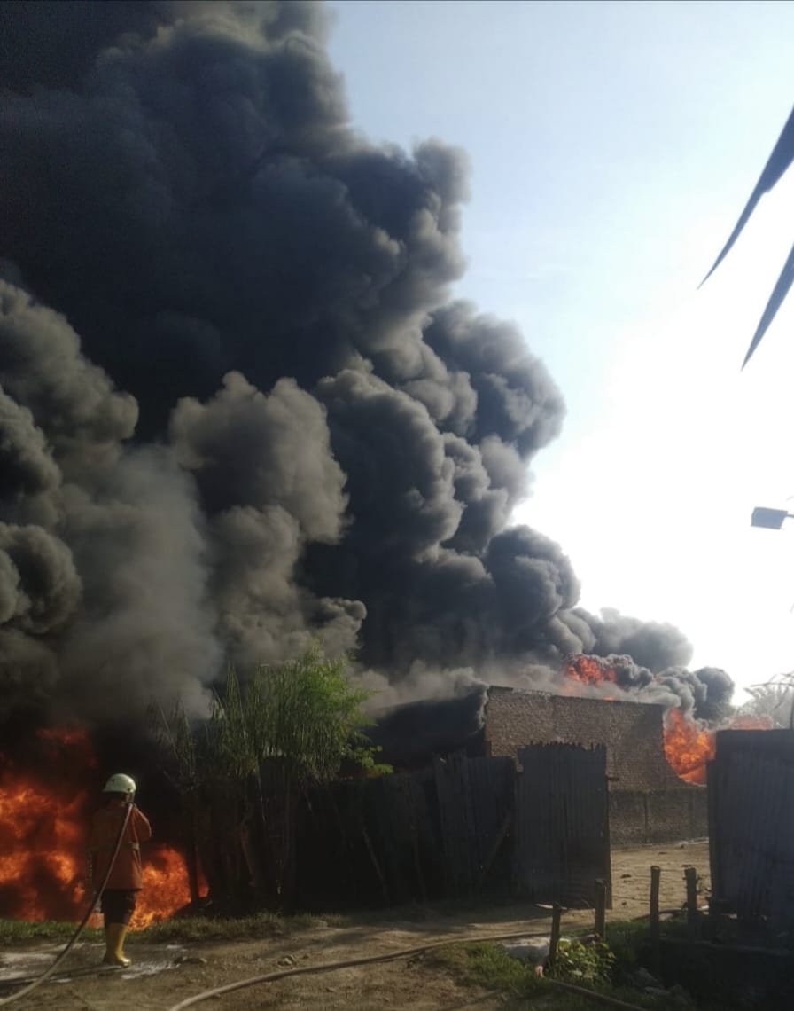 Gudang Diduga Oli Bekas Terbakar Di Deliserdang