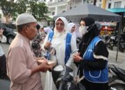 IWAPI Banda Aceh Libatkan Pelaku UMKM Bagikan Ratusan Paket Takjil