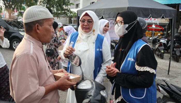IWAPI Banda Aceh Libatkan Pelaku UMKM Bagikan Ratusan Paket Takjil