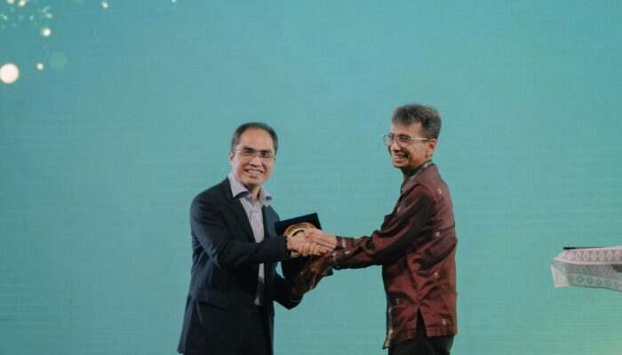 Cerita Dirut Bio Farma, Honesti Basyir, Selamatkan Indonesia Melalui Vaksin Kepada Para Wisudawan SBM ITB