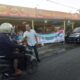 SEORANG warga menerima takjil yang diberikan Ketua Garda BMI Kota Medan, Eriyadi Hidayat SH, ketika menggelar Baksos di Kelurahan Madras Hulu dan Kelurahan Sari Rejo, Kecamatan Medan Polonia, Medan, Minggu (9/4). Waspada/ist