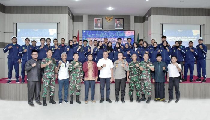 Pemko Sabang Serahkan Bonus Atlet Berprestasi Di Pora