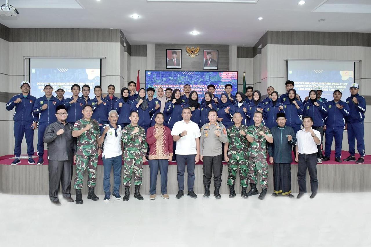 Pemko Sabang Serahkan Bonus Atlet Berprestasi Di Pora