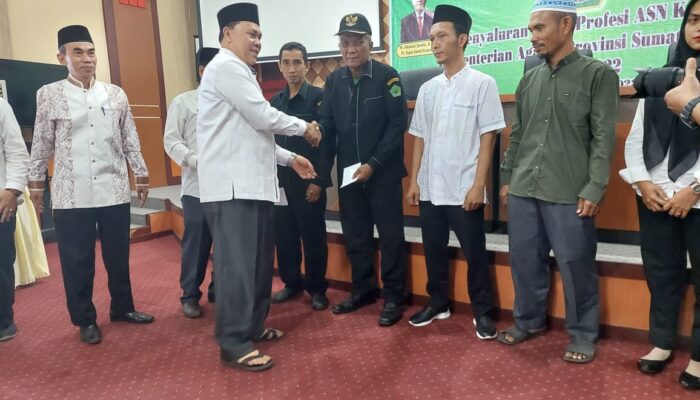 Kanwil Kemenag Sumut Salurkan Zakat Profesi