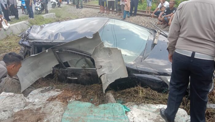 KA Putri Deli Tabrak Minibus Di Perlintasan Tanpa Palang