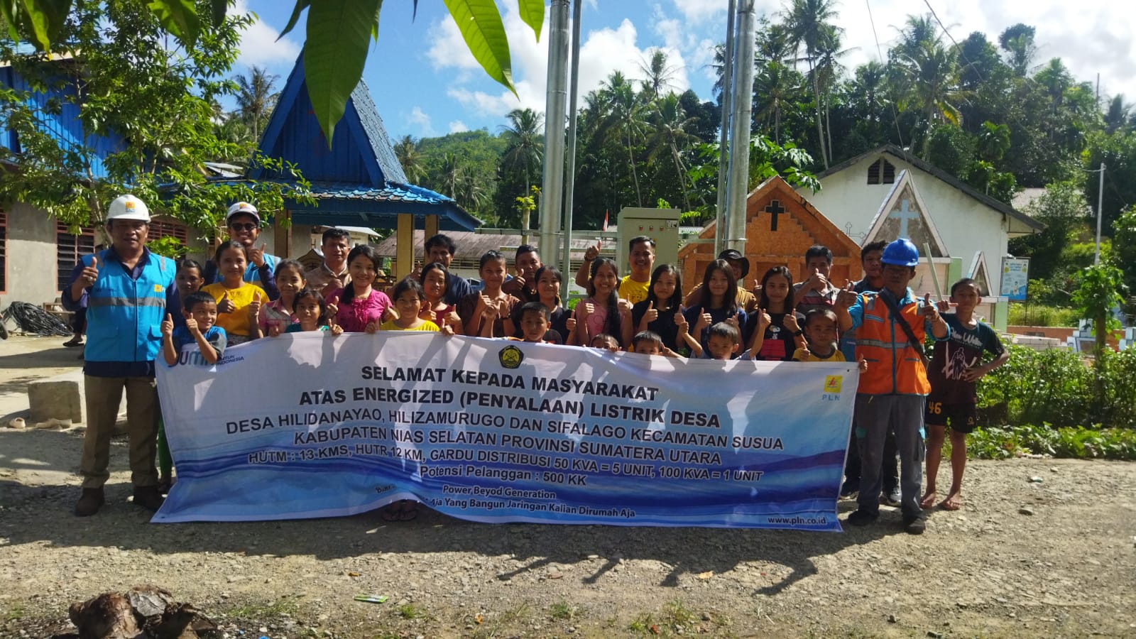 Masyarakat desa terpencil di Kecamatan Susua, Kabupaten Nias, foto bersama pihak PLN pada pelaksanaan penyalaan listrik setelah mendapatkan penerangan listrik dari PLN Unit Induk Distribusi Sumatera Utara.