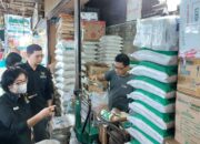 Anggota Komisioner Badan Perlindungan Konsumen Nasional Republik Indonesia, Heru Sutadi didampingi Anggota Komisioner BPKN RI Vivien Goh, saat melakukan Sidak di Pasar Tradisional Pusat Pasar Medan, Kamis (13/4/2023).