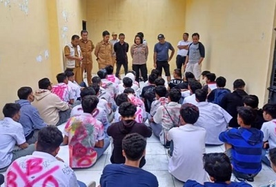 JAJARAN Kecamatan Medan Tuntungan berkolaborasi dengan Polsek Medan Tuntungan berhasil membubarkan aksi konvoi dan tawuran yang dilakukan oleh puluhan pelajar dijalan Jamin Ginting Simp. Jalan Paya Bundung, Selasa (11/4) kemarin. Waspada/Ist