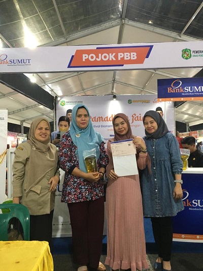 BADAN Pendapatan Daerah (Bapenda) Kota Medan membuka stand Pojok PBB di 2 lokasi Ramadhan Fair, yakni di Kolam Sri Deli Medan dan Lapangan Sepakbola Pasar V Marelan. Waspada/Ist
