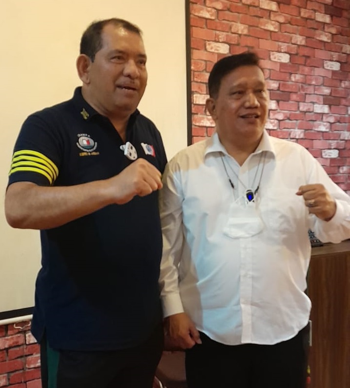 Waspada/Andi Aria Tirtayasa KETUA pantia Parsadaan Harianja Dohot Boruna se Indonesia (PHBI) Dr Tuangkus Harianja dan Parsoroan Herman Harianja saat memberikan keterangannya kepada wartawan, Rabu (12/4) di Medan. Waspada/Andi Aria Tirtayasa