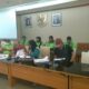 SEKRETARIS kelompok tani Himpunan Penggarap Pengusahaan Lahan Kosong Negara (HPPLKN) Labuhandeli, Johan Merdeka dan sejumlah pengurus lainnya saat menghadiri undangan rapat dengar pendapat (RDP) di gedung DPRD Sumut terkait lahan seluas 32 hektare di Pasar IV, Desa Helvetia, Kecamatan Labuhandeli, Kabupaten Deliserdang, Rabu (5/4). Waspada/Ist