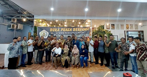 DEWAN Pengurus Pusat Pujakesuma Bersatu Sumatera Utara, Rabu (12/4/2023) melaksanakan berbuka puasa bersama antara pengurus dan anggota. Waspada/Ist