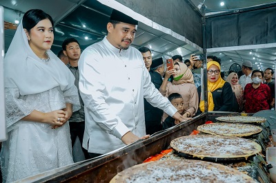 WALI Kota Medan Bobby Nasution meninjau salah satu stand setelah secara resmi telah membuka Ramadhan Fair Kota Medan ke 17 di Taman Sri Deli Medan, Selasa (28/3) malam. Waspada/Ist