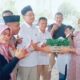 ANGOTA DPRD Sumut H Azmi Yuli Sitorus, SH, MSP Sitorus (AYS) (kiri) menyalurkan bibit tanaman cabai merah kepada warga Desa Melati 2, Kecamatan Perbaungan, hari Sabtu (1/4). Waspada/ist