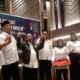 Ali Umri tampak dipakaikan jaket sebagai tanda resmi bergabung sebagai Kader PKB. Waspada/Partono Budy