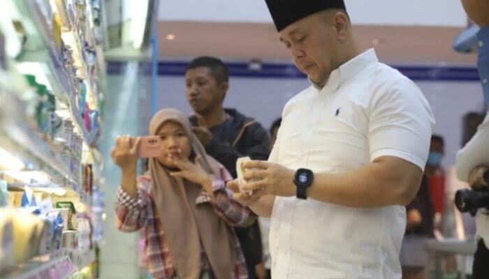 Cegah Makanan Tak Layak Konsumsi Beredar, Dinas Koperasi UKM Perindag Sidak Berastagi Supermarket