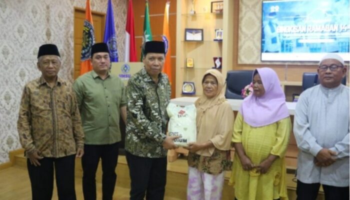 Rektor UMSU Bagikan 300 Bingkisan Ramadhan 1444 H