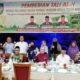Pimpinan Yayasan UISU diabadikan bersama keluarga pendiri UISU. Waspada/Ist