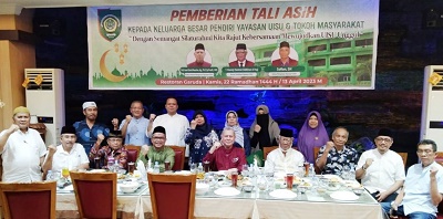 Pimpinan Yayasan UISU diabadikan bersama keluarga pendiri UISU. Waspada/Ist
