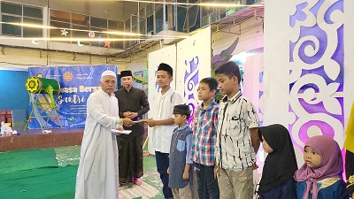 KETUA Yayasan Drs. H. Sotar Muda Nasution MHB memberi santunan untuk anak yatim. Waspada/ist