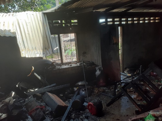 Kondisi bagian dapur rumah Nuraini di Dusun Pendidikan Gampong Paya Bujok Seleumak, Kecamatan Langsa Baro yang terbakar, Kamis (6/4) sekira pukul 10:40. Waspada/ist