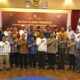 Ketua KPU Tapsel Panataran Simanjuntak (tengah depan) foto bersama dengan usai Rapat Pleno Terbuka Penetapan DPS Pemilu Serentak Tahun 2024 di Aula Mega Permata Hotel, Padang Sidempuan, Rabu (5/4). Waspada/Mohot Lubis