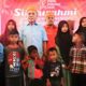 Ketua DPP PNA drh Irwandi Yusuf didampingi Plt Ketua DPW PNA Kabupaten Pidie Tgk Muhammad Nur foto bersama anak yatim, Minggu (2/4) Waspada/Muhammad Riza