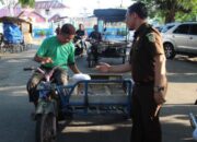 Keluarga Besar Kejari Langsa Bagi Takjil Berbuka Puasa