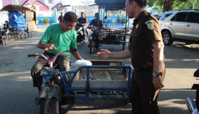 Keluarga Besar Kejari Langsa Bagi Takjil Berbuka Puasa