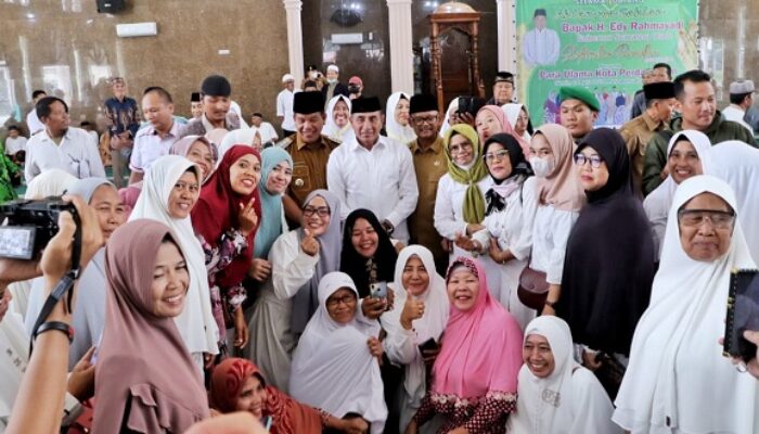 Di Perdagangan, Gubsu Beri Tali Asih Dan 1000 Paket Sembako Ke Duafa Serta Anak Yatim