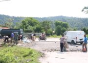 TNI-Polri Gotong Royong Perbaiki Jalan Pelabuhan Balohan Sabang