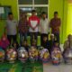 Pengurus PC INTI Asahan Bustami Chie Pit Bendahara BKM As Syuhada Zulfan Arif, dan pengurus Muhammad Ihsan bersama Kepling I, Kel Dadimulyo Ngatino foto bersama dengan anak yatim setelah memberikan parcel dan santunan dalam memperingati HUT INTI ke-24. Waspada/Rasudin Sihotang