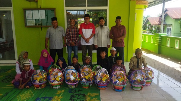 Pengurus PC INTI Asahan Bustami Chie Pit Bendahara BKM As Syuhada Zulfan Arif, dan pengurus Muhammad Ihsan bersama Kepling I, Kel Dadimulyo Ngatino foto bersama dengan anak yatim setelah memberikan parcel dan santunan dalam memperingati HUT INTI ke-24. Waspada/Rasudin Sihotang
