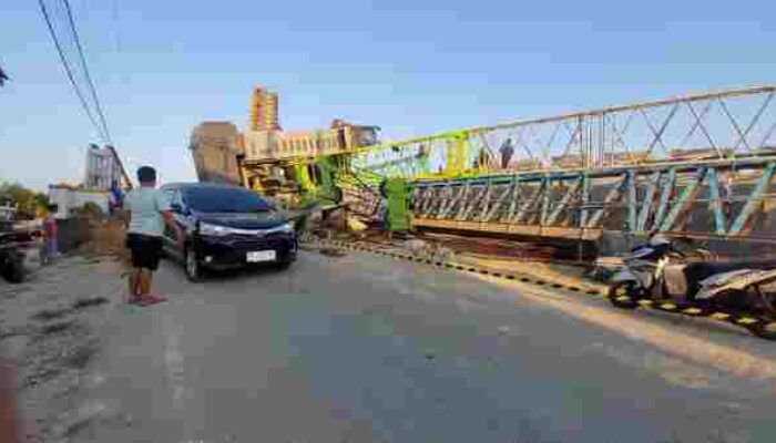 Satu Crane Terbalik Di Jembatan Kuala Langsa