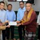 Wali Kota Susanti Dewayani (paling kiri) bersama Dirut Perumda Tirtauli Zulkifli Lubis (dua kiri) menyerahkan bantuan Rp 7,5 juta kepada Ketua BKM Taqwa Bakti Damanik di Masjid Taqwa, Jl. Pematang, Kel. Simalungun, Kec. Siantar Selatan, Senin (10/4).(Waspada-ist).