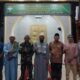 Ustaz Yusran Hadi foto bersama imam dan pengurus masjid Babul Mawaddah Kodam IM Banda Aceh usai memberikan ceramah tarawih di masjid tersebut, Minggu (09/04/23) malam. (Waspada/T.Mansursyah)