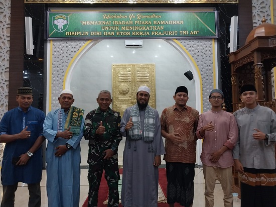 Ustaz Yusran Hadi foto bersama imam dan pengurus masjid Babul Mawaddah Kodam IM Banda Aceh usai memberikan ceramah tarawih di masjid tersebut, Minggu (09/04/23) malam. (Waspada/T.Mansursyah)