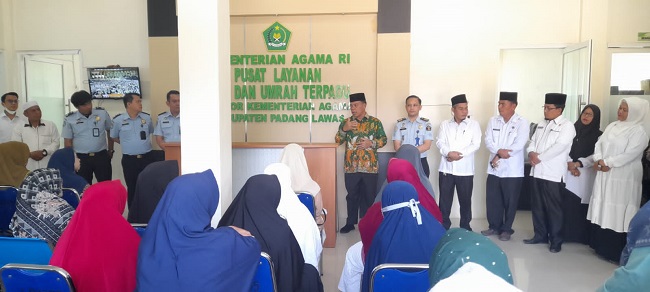Kantor Imigrasi Sibolga membantu pembuatan paspor calon jamaah haji Kabupaten Padanglawas bekerjasama dengan Kantor Kemenag Palas. (Waspada/H. Idaham Butar Butar/B)