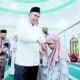 Bupati Sergai H Darma Wijaya didampingi Ketua MUI Sergai H Haspul Huznain yang juga Ketua Baznas Sergai saat menyerahkan santunan kepada anak yatim san kaum dhuafa rangkaian TSR Pemkab Sergai di masjid Besar Al Hidayah di Dusun 1 Desa Pekan Dolok Merawan Kec.Dolok Merawan baru-baru ini. (Waspada/Edi Saputra)