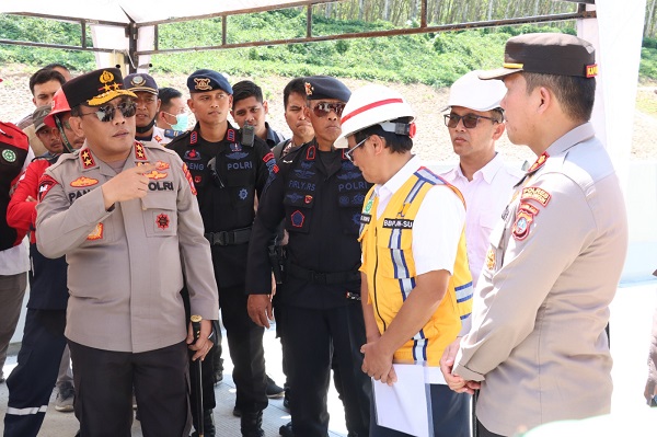 Kapolda Sumut Irjen Pol RZ Panca Putra Simanjuntak, memberi arahan kepada Kapolres Simalungun, AKBP Ronald FC Sipayung, dalam rangka kesiapan lajur lalu lintas menyambut Hari Raya Idulfitri 1444H/2023M, Senin (10/4).(Waspada/ist)