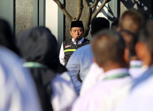 DIREKTUR Bina Haji Ditjen PHU Kementerian Agama RI, Arsyad Hidayat, menyampaikan arahan dalam apel Bimtek PPIH Arab Saudi 1444 hijriyah di Asrama Haji Pondok Gede, Jakarta, Selasa (11/4). Waspada/Ist.
