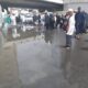 Jalan sekitar Zam-Zam Tower, dekat Masjidil Haram, tergenang setelah diguyur hujan, Senin (10/4) dinihari.Waspada/Ist