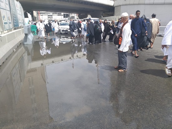 Jalan sekitar Zam-Zam Tower, dekat Masjidil Haram, tergenang setelah diguyur hujan, Senin (10/4) dinihari.Waspada/Ist